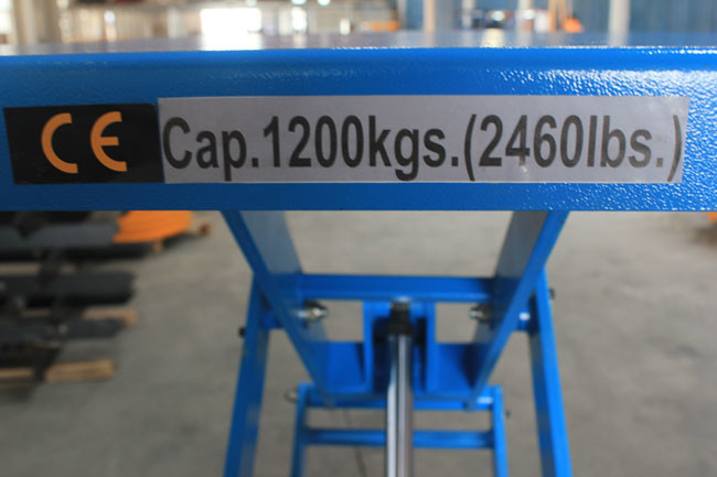 Mini Self Propelled Electric Scissor Lift Aerial Work Platform 2460lbs Maximum Height 70"