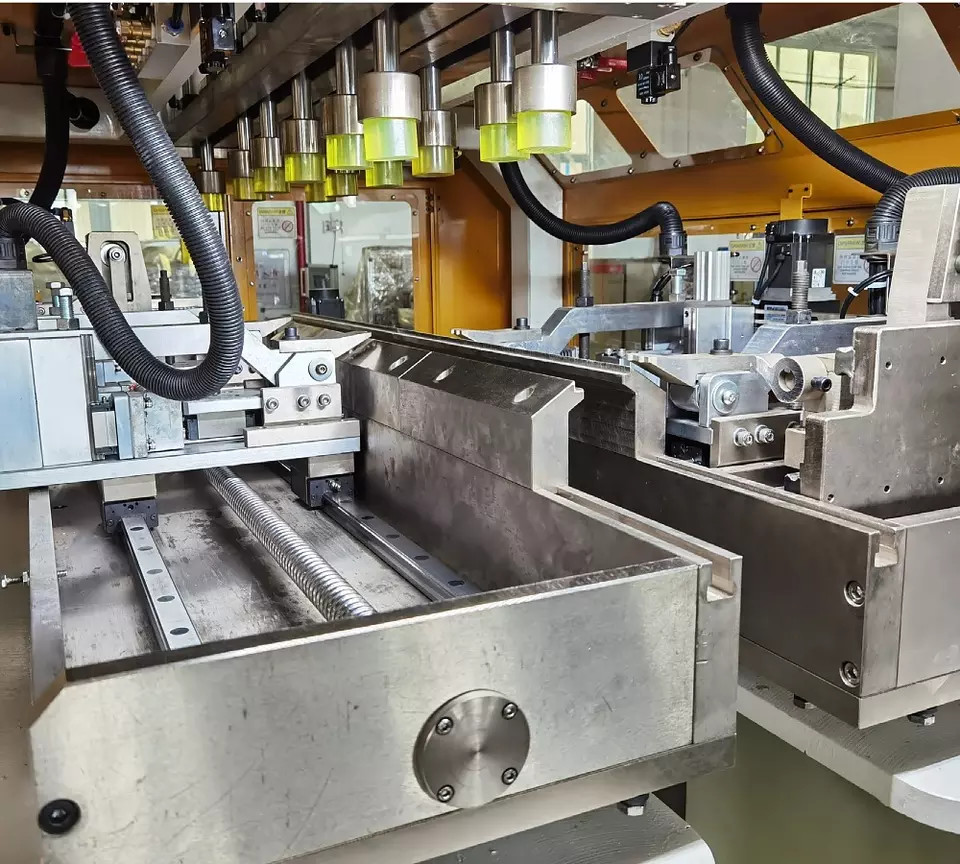 Fully Auto Aluminum Radiator Plastic Tank Crimping Machine Car Water Tanks Radiator Clinching Machine