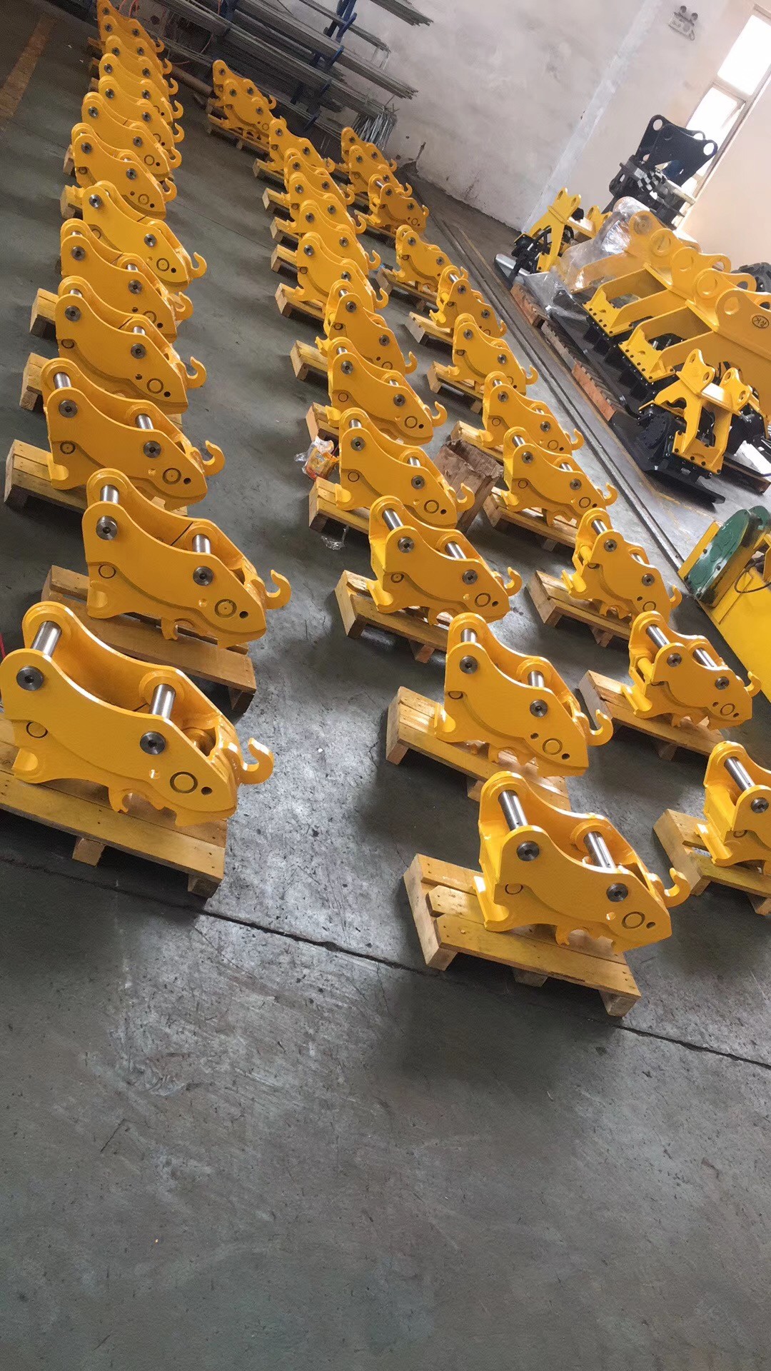 Wear Resistant Quick Hitches For Excavators DOOSAN VOLVO orange color