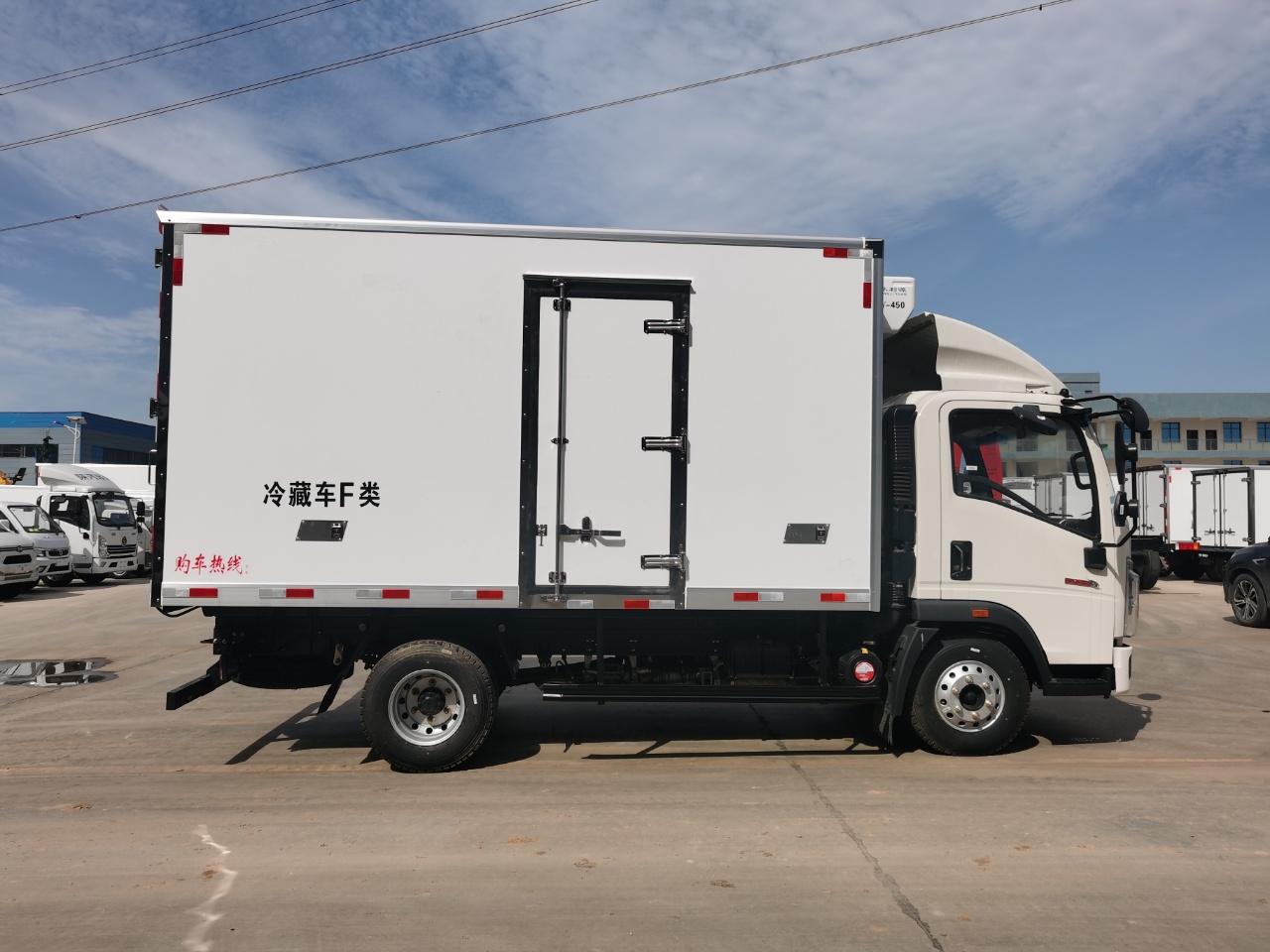 HOWO 4*2 Refrigerated Box Truck Meat And Chicken Box Fridge Van
