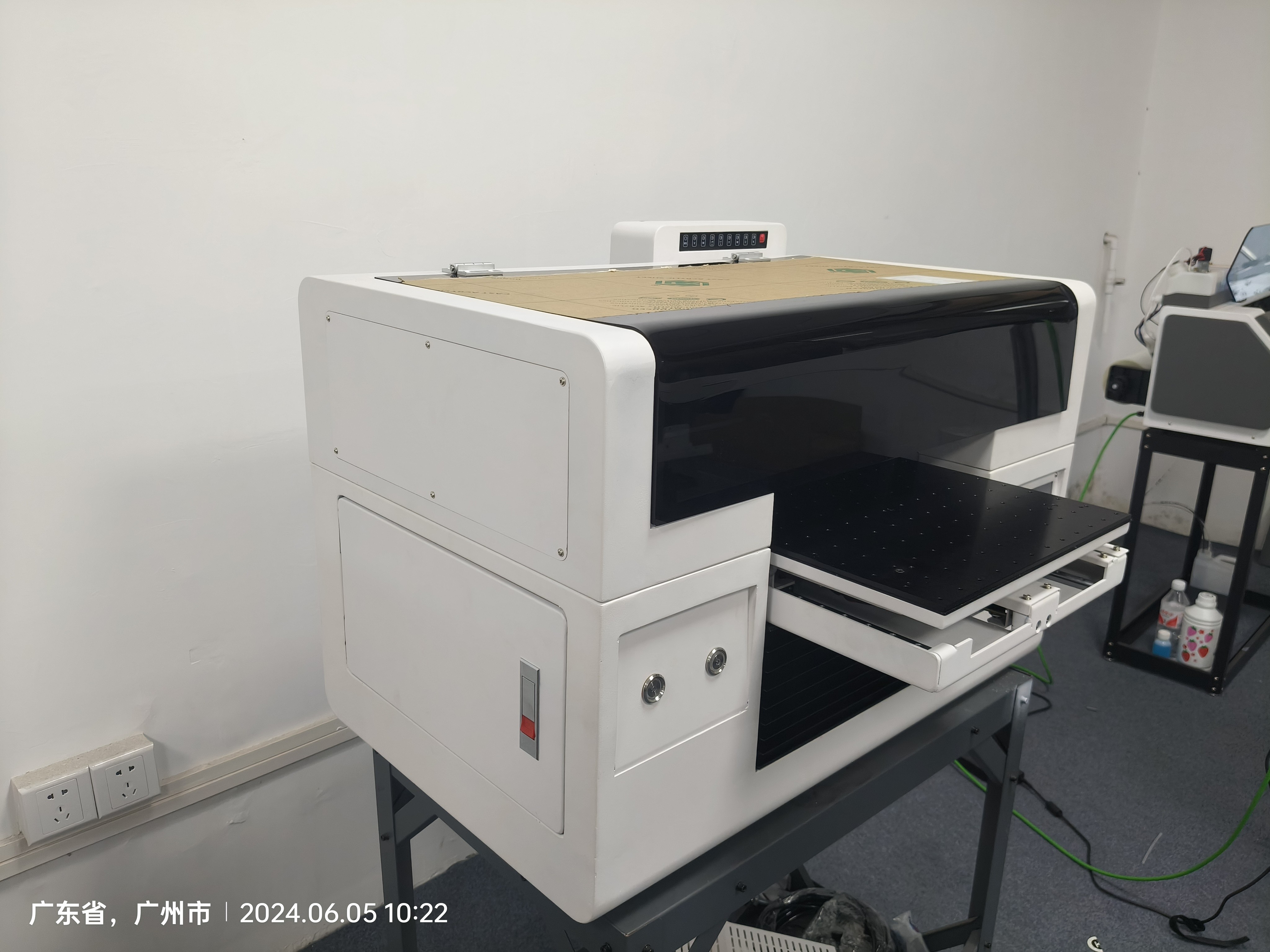 Flatbed Glass UV Printer Machine 1440dpi resolution Two Print Heads With CMYK W Ink