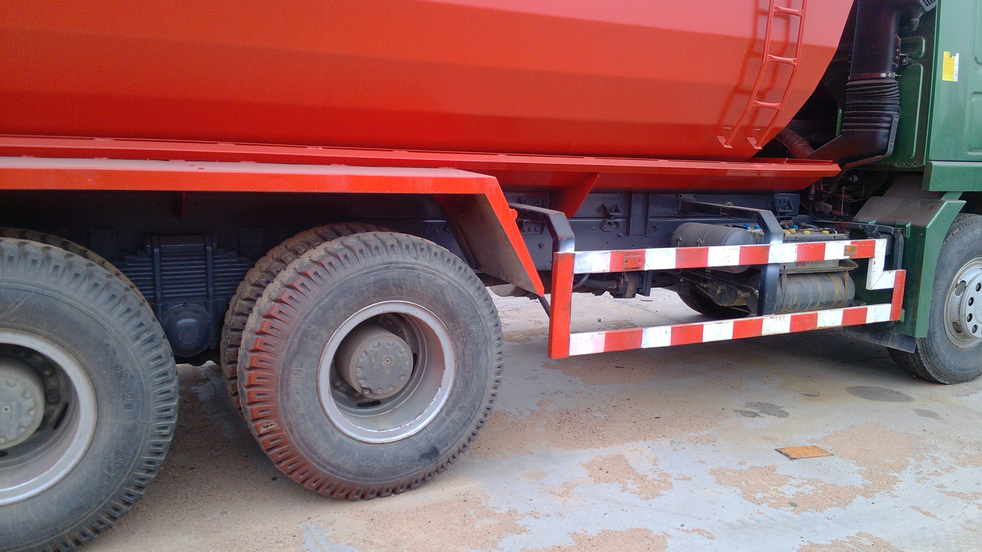 Chile Market 3 Axles 30T-60T Rear Dump Semi Trailer with Standard 28Ton Landing Gear
