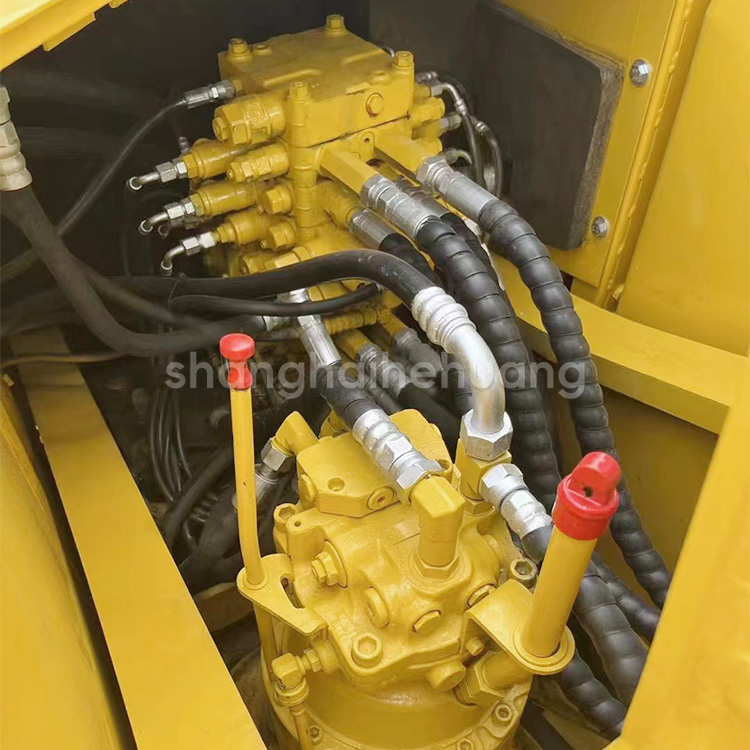 0.65m3 Second Hand Komatsu 160 Excavator With Cummins Engine And Original Color
