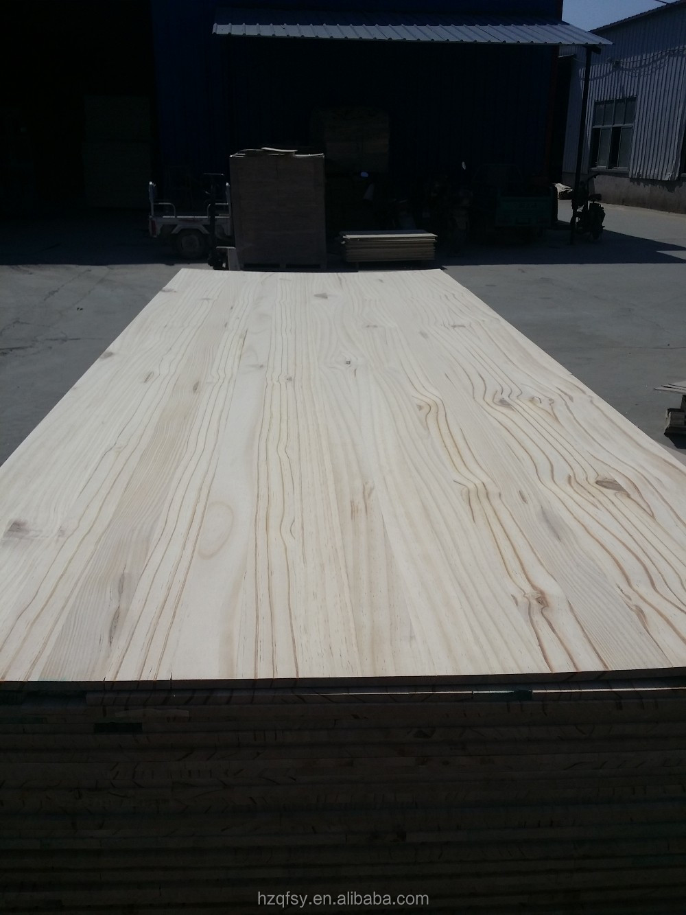 Pine Board Moisture Content 8-12% E0/E1 Environmental Glue Solid Pine Wood Furniture Board