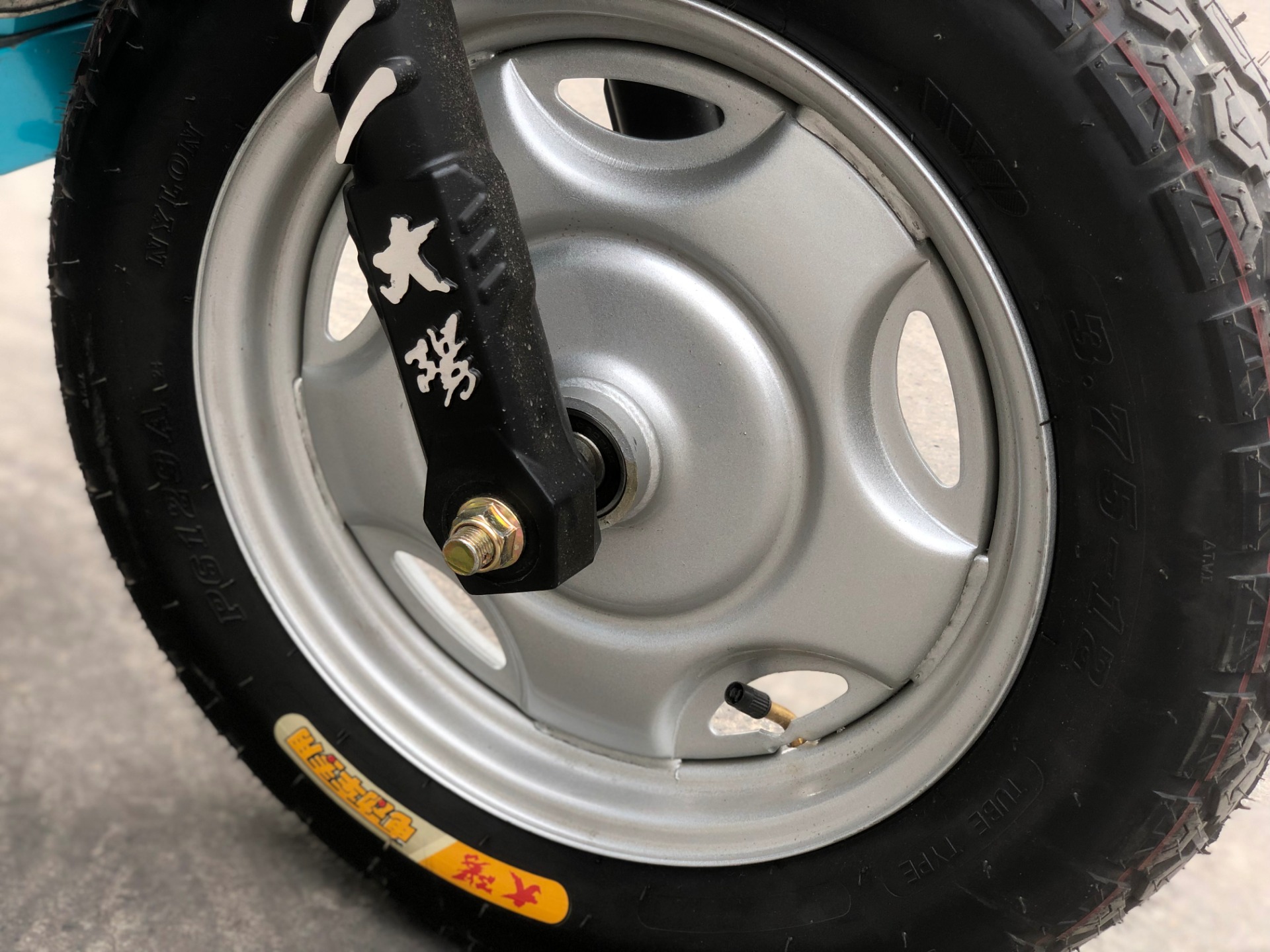 Front and Rear Drum Brake System 72V 1000w Electric Tricycle for Adult from DAYANG