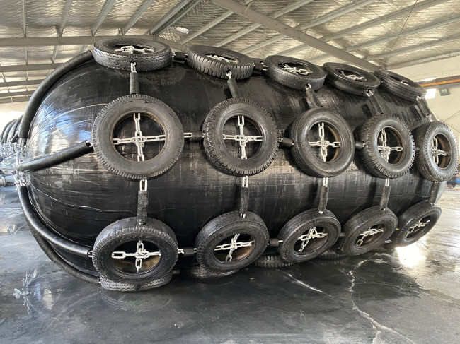 ISO17357 Marine Pneumatic Rubber Fenders Ship Berthing Dock Bumpers