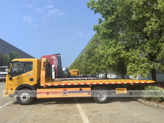 China Rollback Flatbed Wrecker Tow Truck Towing Car Recovery Truck One to Two Equipment