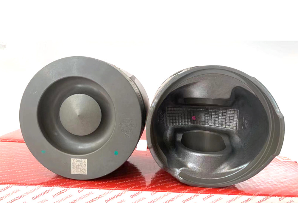 0450-1365 Engine Spare Parts Piston With Snap Ring For D6D 210B