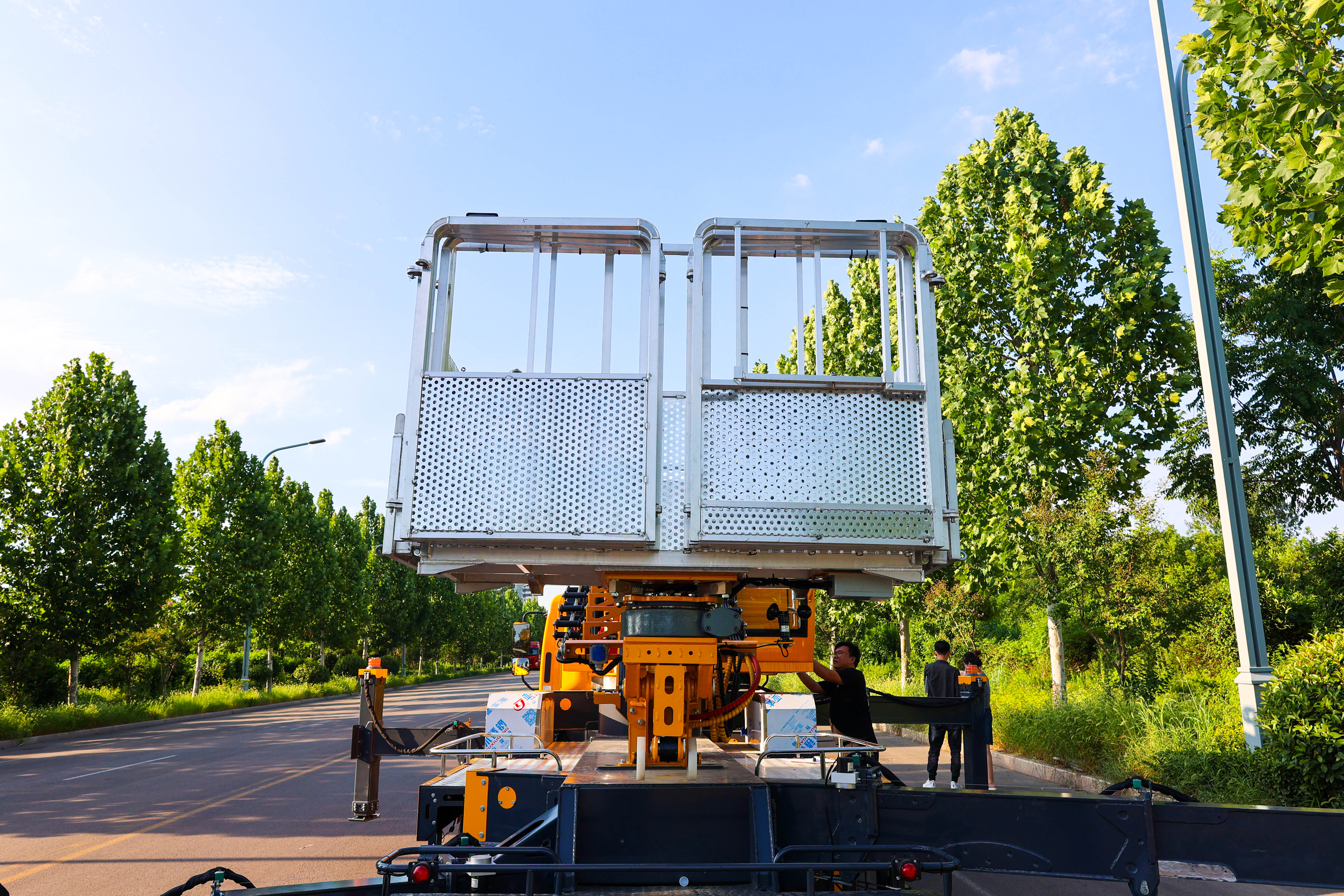 Lower Price 36m Man Lift lifting bucket type Articulating arm lift platform