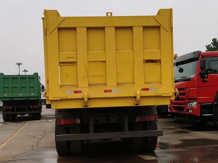 31tons 8X4 Sinotruk Dump Truck Howo 12 Wheeler Tipper Truck With High Capacity