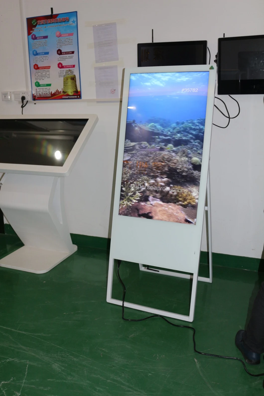 32&quot; Mobile Digital Menu Board for Restaurant Shopping Mall Android Signage LCD Rechargeable Power Supply
