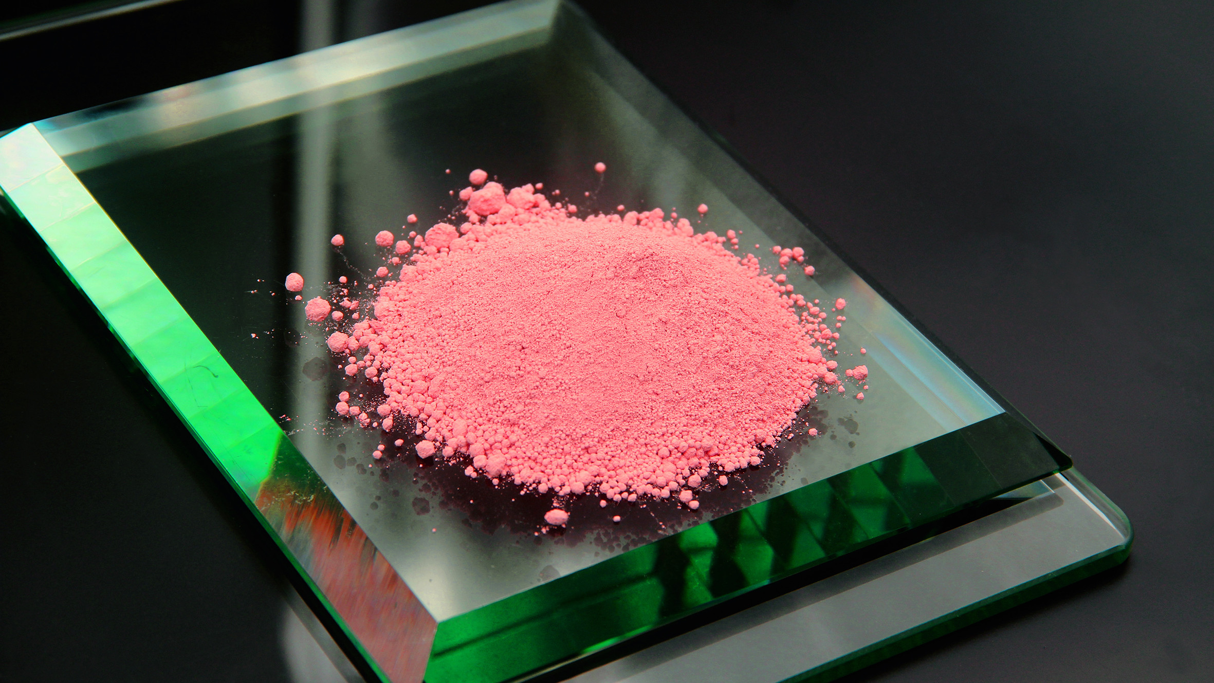 Glass polishing powder for glass processing machine use red color