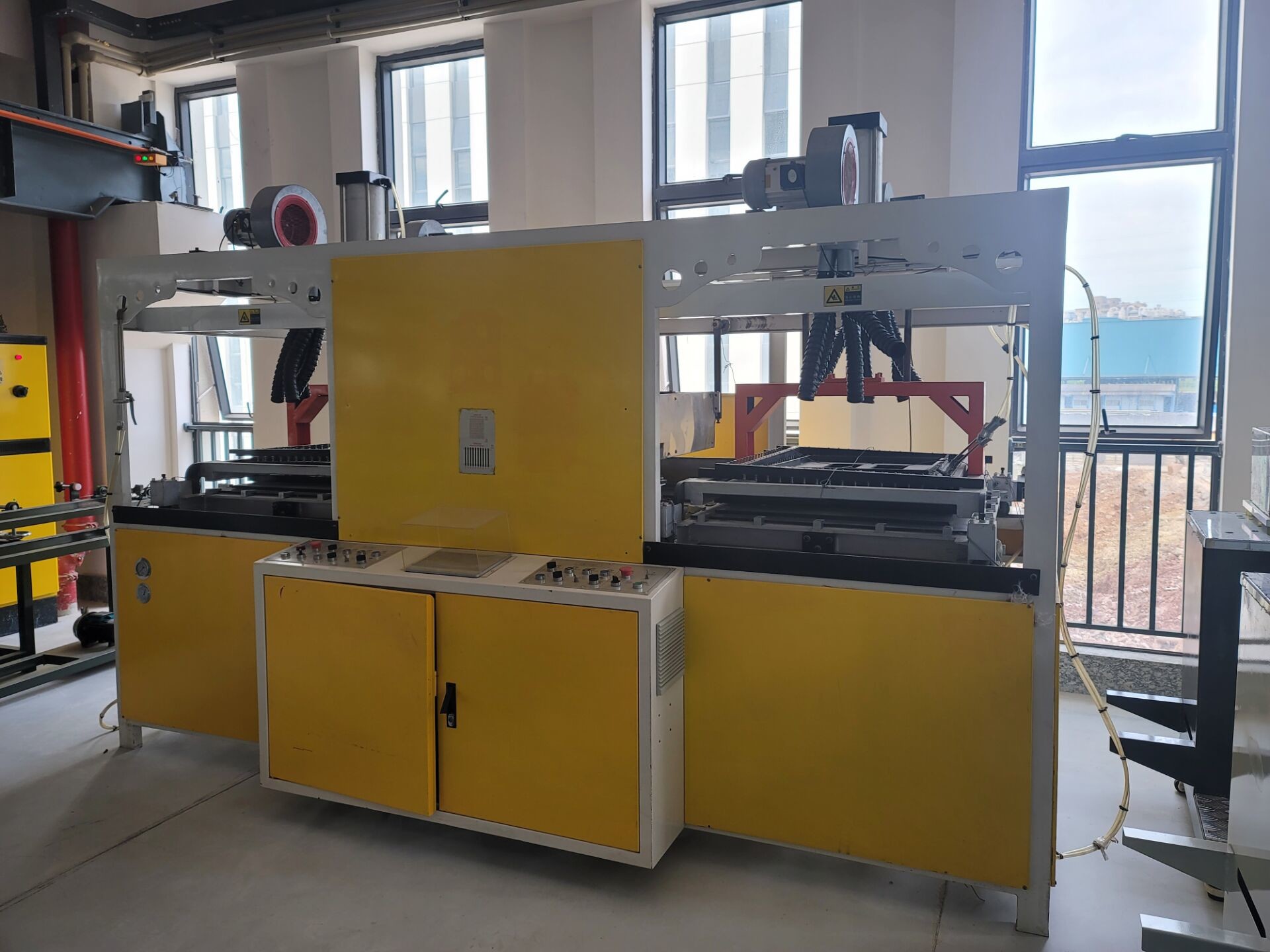 Vacuum Forming Machine For ABS PC PP Luggage Suitcase Making