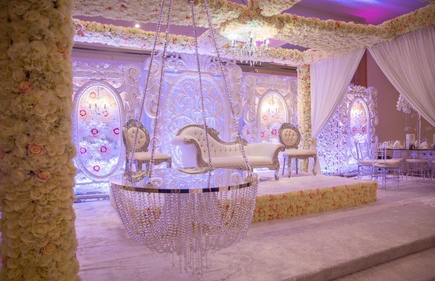 1.8m large shiny gold metal flower stand with battery working crystal chandeliers for wedding table decoration