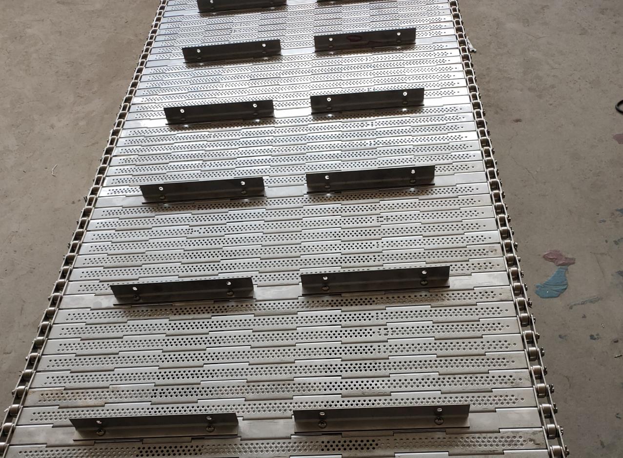 perforated plate converyor belt with L type cleat dead