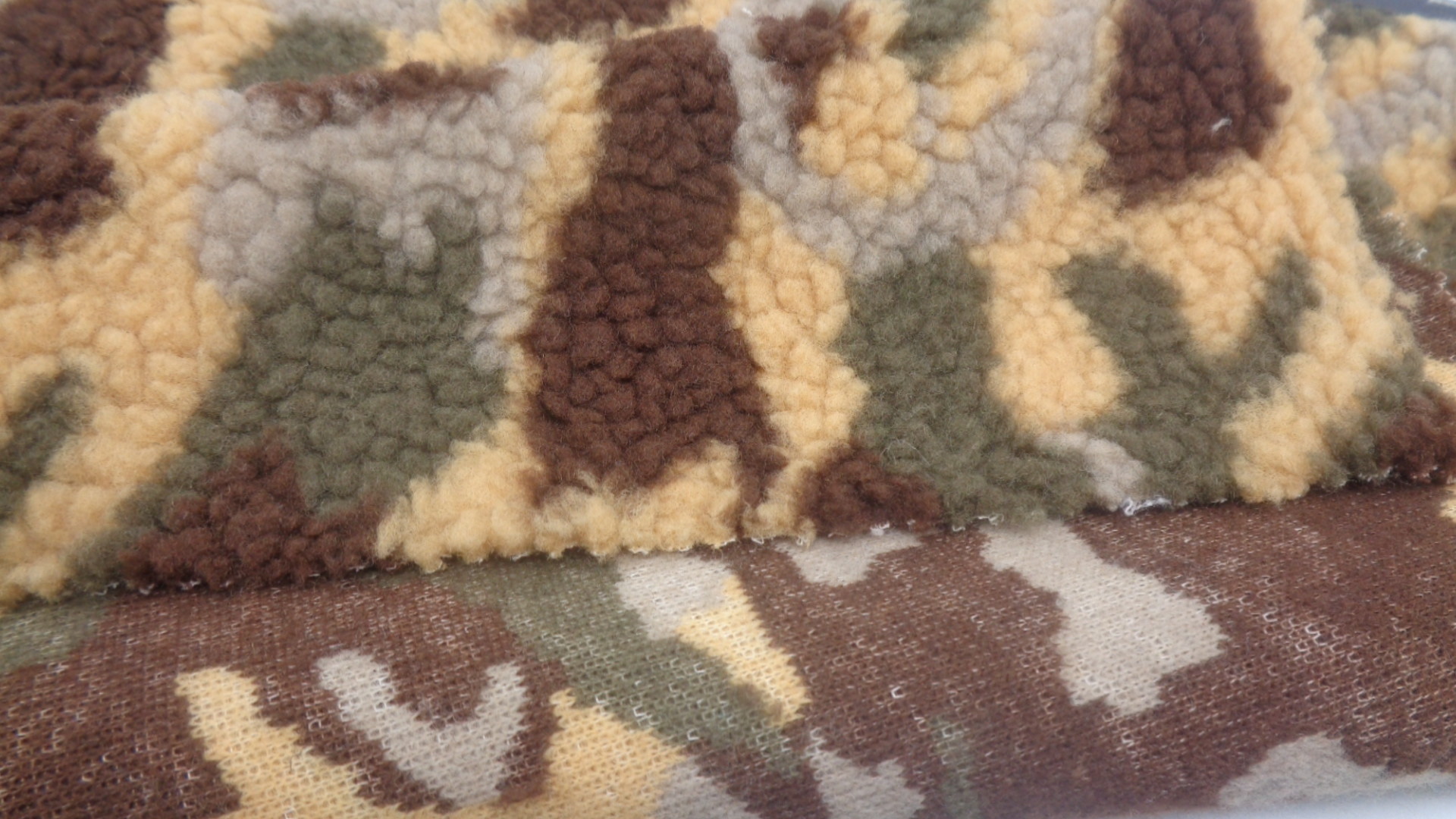 Bonded Camouflage Patterned Lamb Fabric 100% Polyester 400 GSM