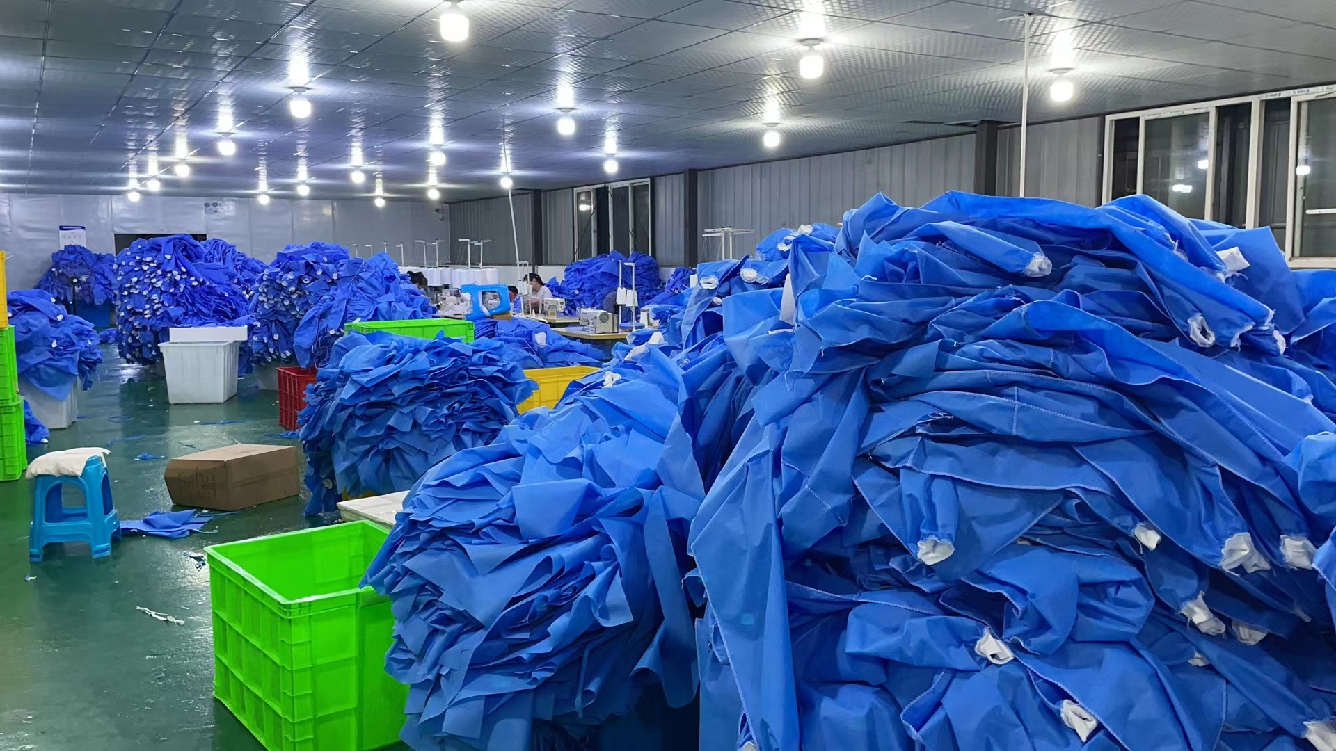 SMS Non Woven Fabric Blue Waterproof Isolation Gown For Class I Instruments OEM Offered