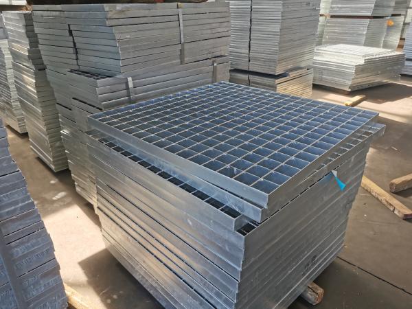 Flat Type 76mm Galvanised Steel Grid Heat Dissipation Stair Grating NAAMM
