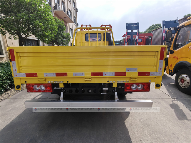 Made in Factory Cheap Price 2-5tons Right Hand Drive Small Truck Van for Dry Cargo Truck