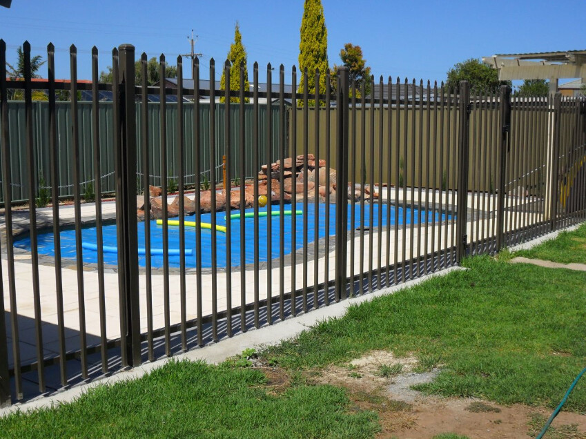 Spear Top Steel Tubular Fencing , 2100mm Height Two Rail Fencing