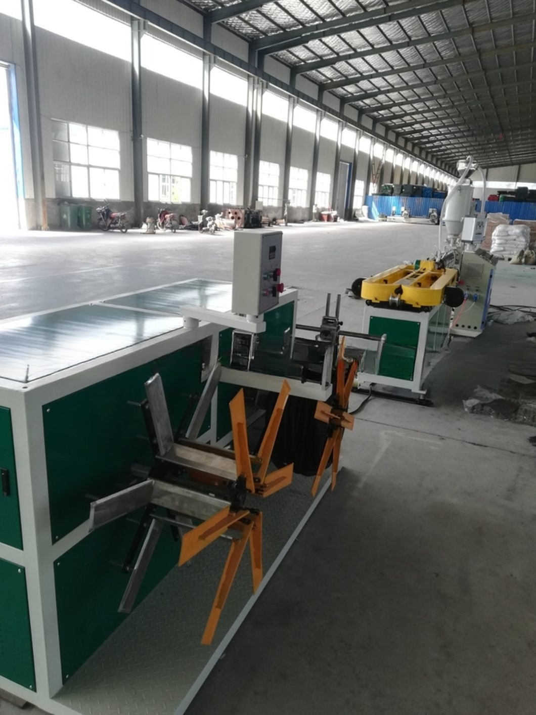 Plastic Pipe Extrusion Machine / Plastic Extruder / PP PE PA Single Corrugated Pipe Line