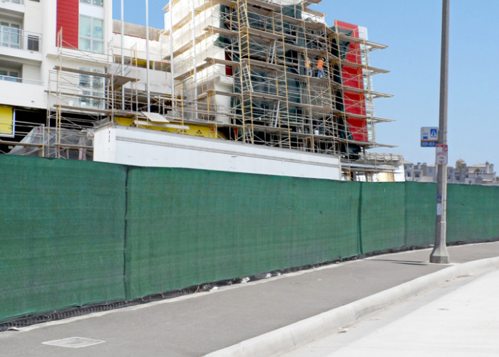 Residential Privacy Screen Mesh Fence Cover 90% Visibility Blockage 130gsm - 200gsm