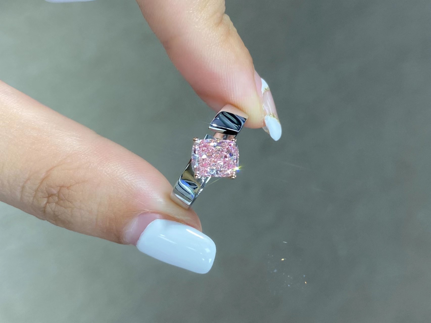 Unisex Cushion Shape 1.47ct Lab Engagement Rings Igi Certified Fashionable