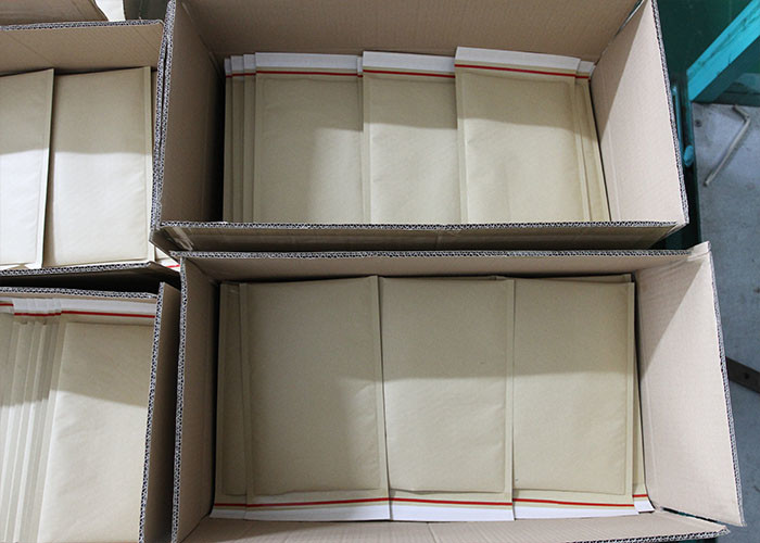 Flat Kraft Paper Bubble Mailers Copperplate Printing For Shipping Gifts / Wears