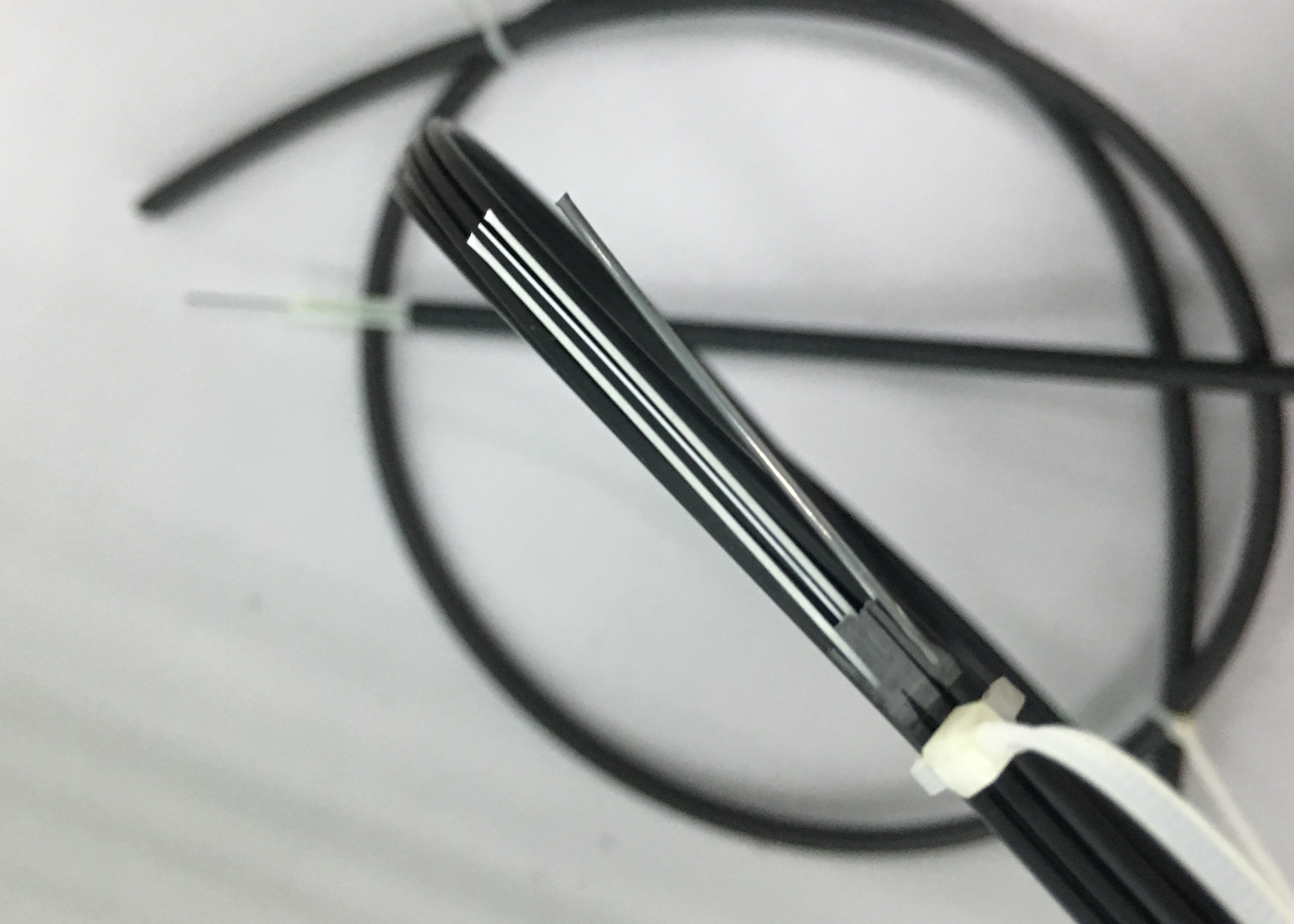 Outdoor G657A1 2.0*5.0mm FTTH Fiber Optic Drop Cable
