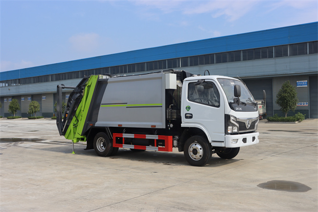 Mini Version DONGFENG 4*2 8 CBM Sealed Compression Garbage Truck