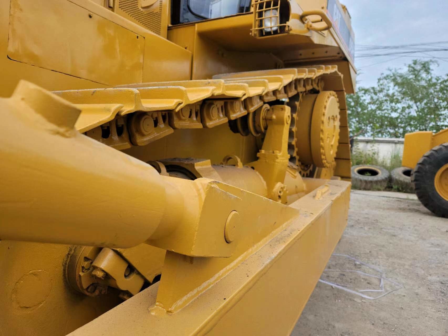 Robust Used Bulldozer Caterpillar D6H For Earthmoving Construction Projects