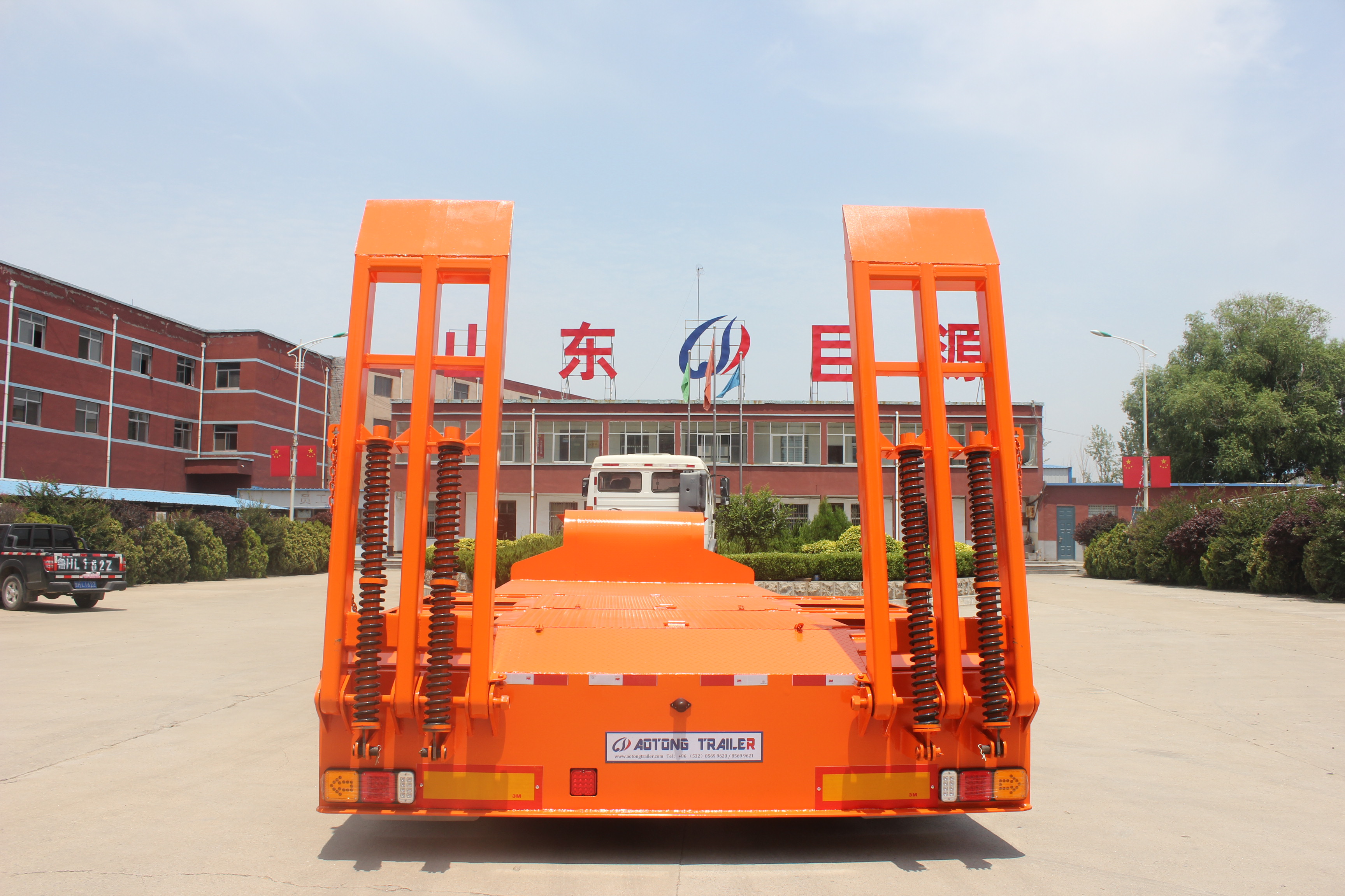 Semi-Trailer 150ton Heavy Duty 4 Line 8 Axle Low Bed Trailer with 32 Tyres and Gooseneck
