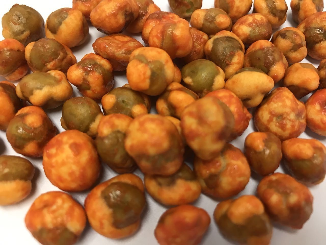 NON - GMO Crispy Sriracha Flavor Green Peas Snack , Delicious Popular Snacks