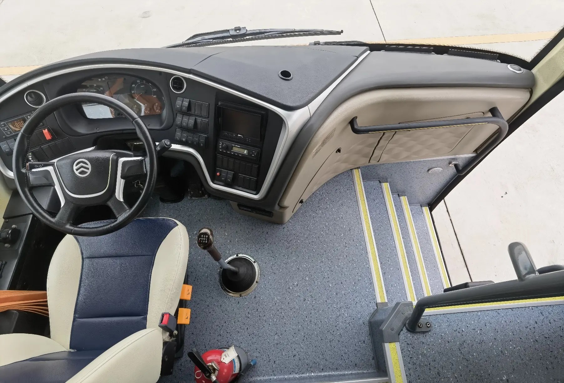 Used Diesel Coaches 36 Seats Good Floor Air Conditioner 2+2 Seats Layout LHD/RHD Golden Dragon XML9647