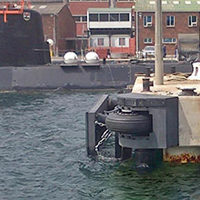 Durable Black Roller Fenders Boat Rubber Fenders For Port Terminals