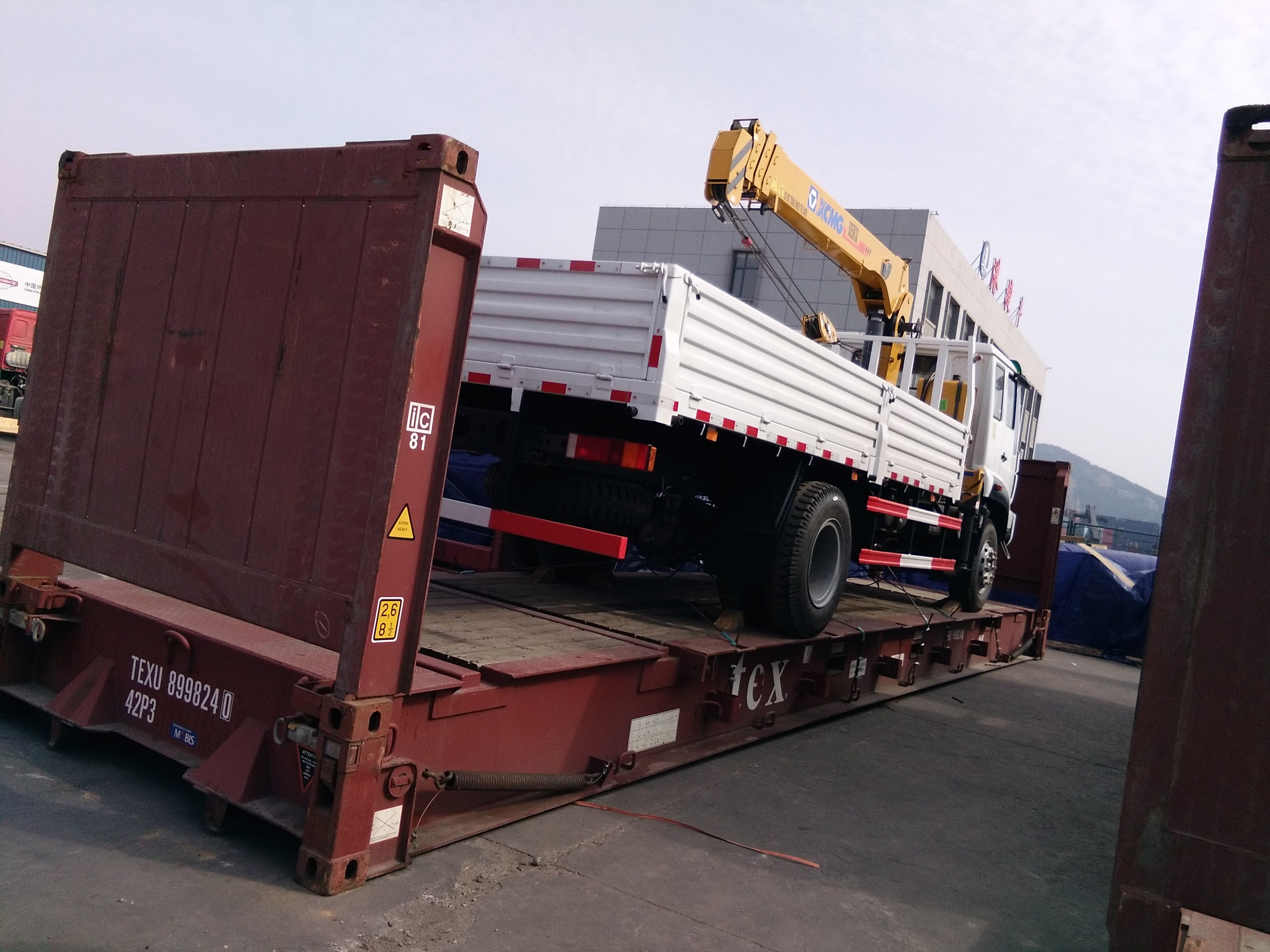 New crane truck Sinotruk Howo 4x2 Truck Mounted Crane 10 Ton Xcmg Telescopic Boom Crane