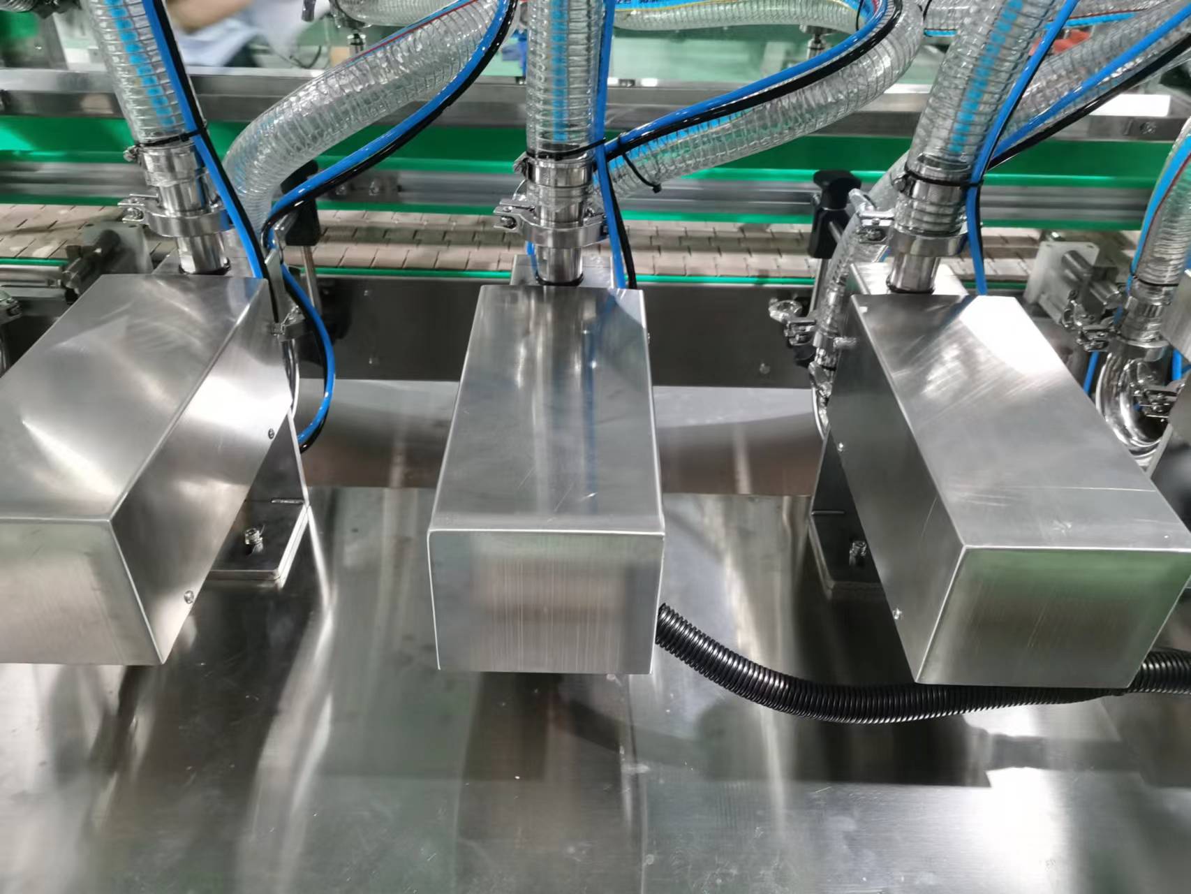 Large Capacity Eight Heads Servo Gear Pump Filling Machine with Motor Core Components