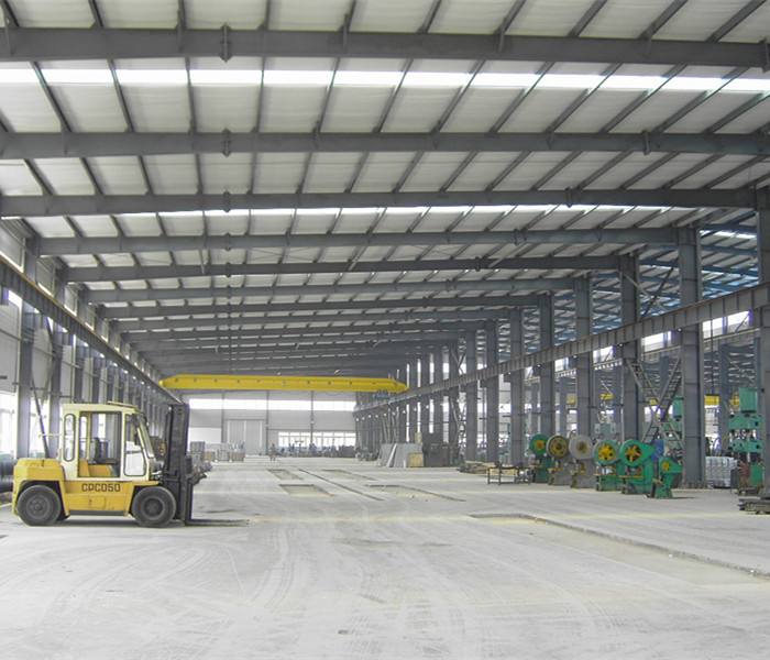 Profesional good quality prefab light weight low cost steel structure frame steel workshop with crane