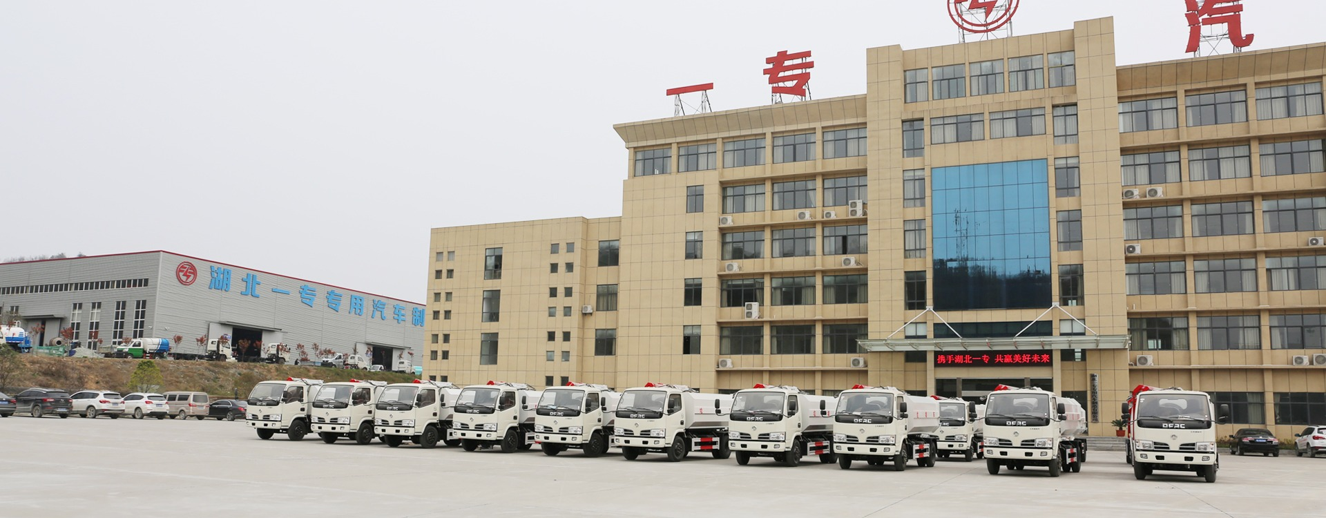 6x4 400hp Dongfeng Diesel Tractor Truck 40 Ton Tow Capability Euro 6 Manual Left Steering