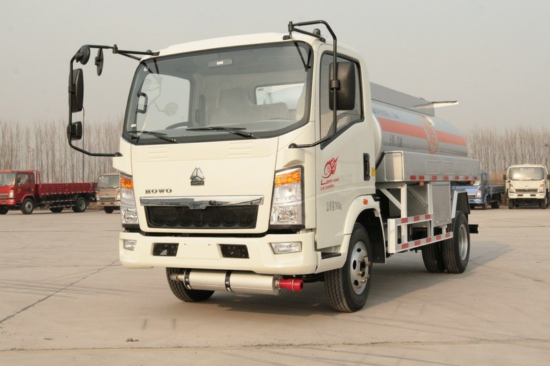 SINOTRUK HOWO 4x2 8000 Liters Capacity Fuel Tank Truck