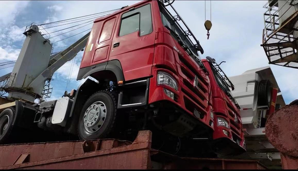 Used Sinotruk Tractor Truck 371HP WEICHAI Diesel Engine Capacity 8L Rear Camera None