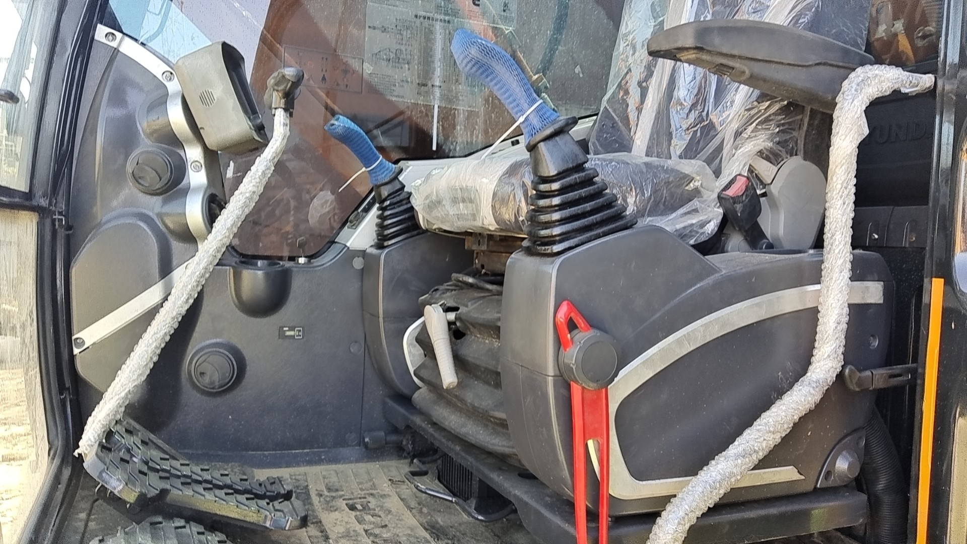 22 Ton Hyundai 220-9s Excavator Is Equipped With A Cummins Engine