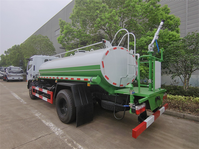 Dongfeng Small Size 5000liter Water Spray Bowser Sprinkler Tanker Truck