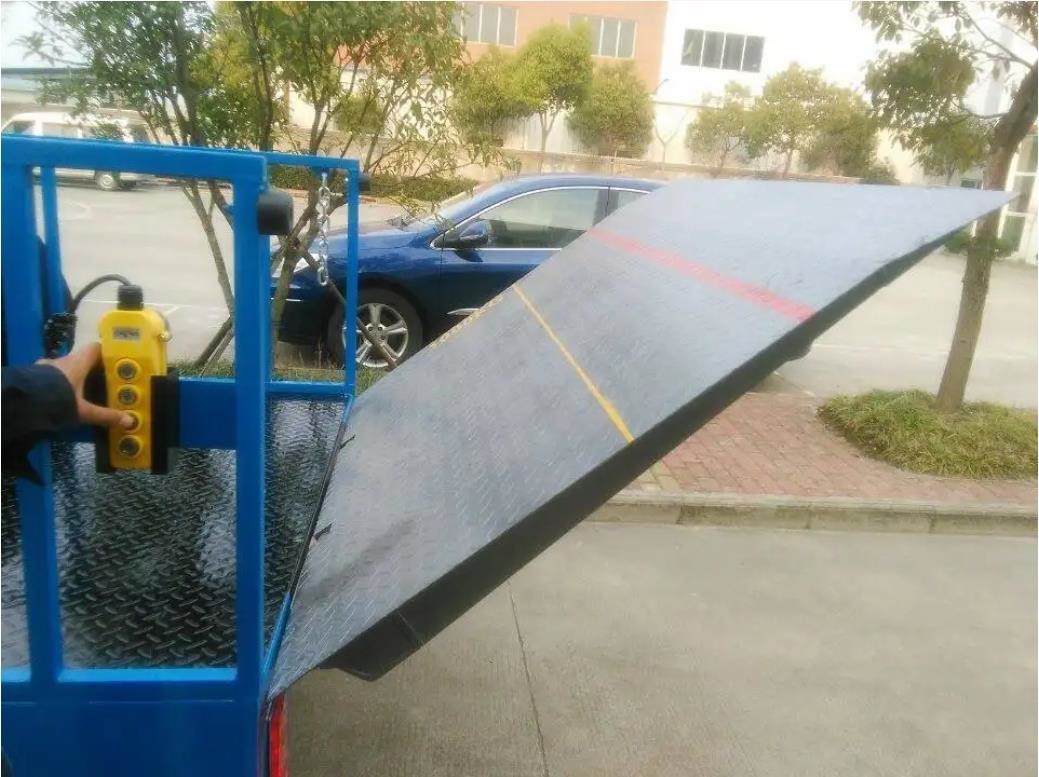  1500 kg Tail Lift Lorry For Cargo Loading And Unloading Manufactures
