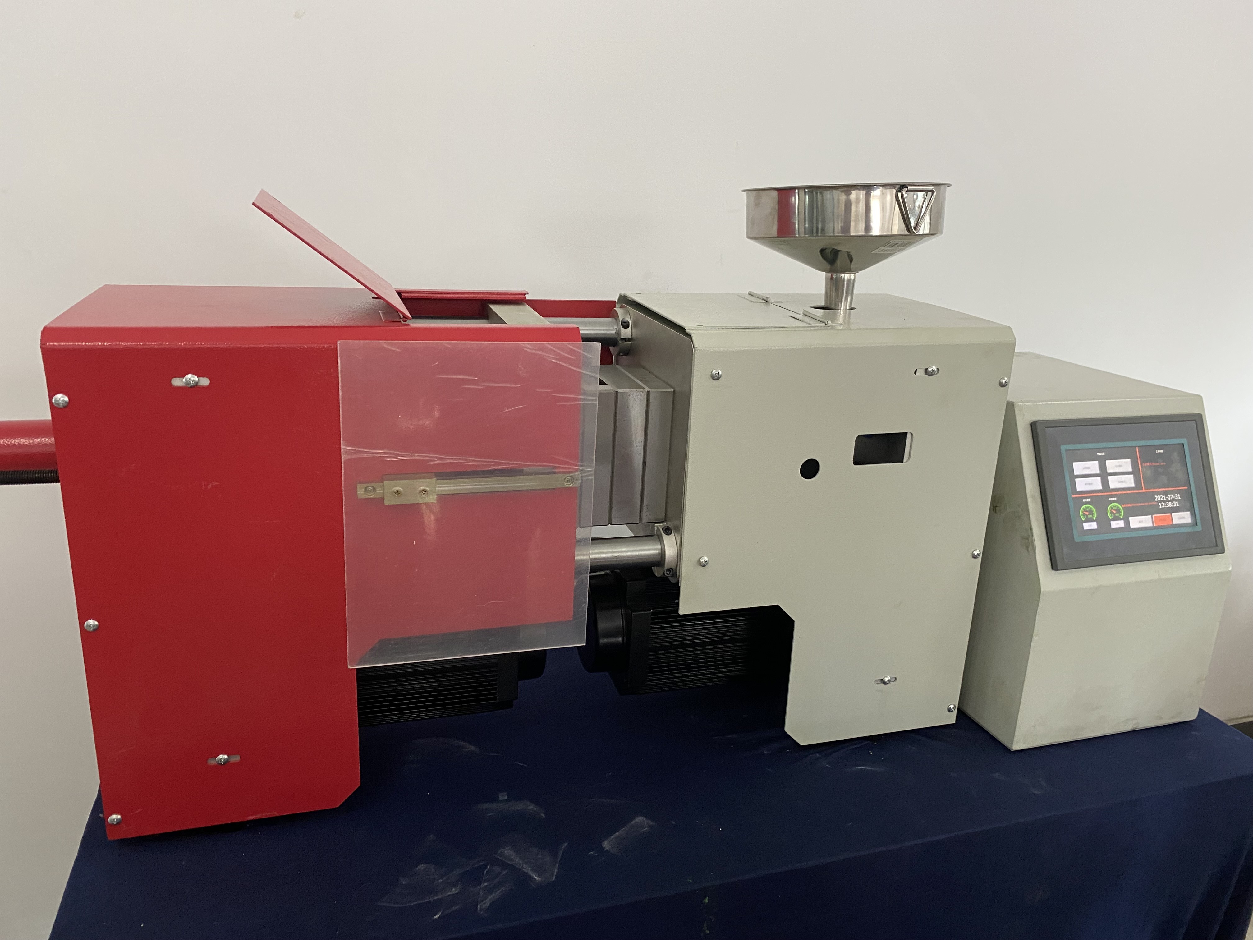 Mini desktop plastic injection molding machine for 20g plastic material product