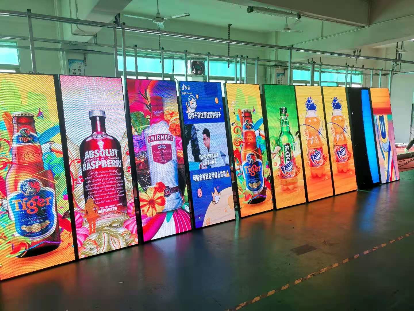 600W P2.5 1200nits Led Poster Advertising Board IP43