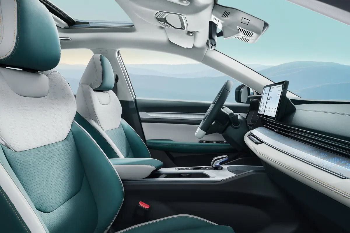 Geely Emgrand L Thor HiP EV Car Plug-in Hybrid 230km/h High speed Long Range 4735*1815*1495mm with speed Safety Features