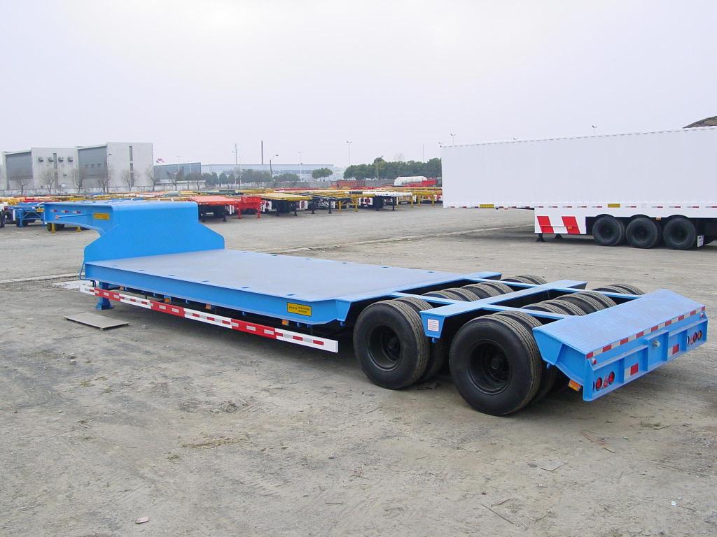 Semi-Trailer 150ton Heavy Duty 4 Line 8 Axle Low Bed Trailer with 32 Tyres and Gooseneck