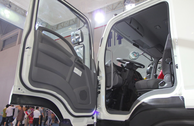 Truck Tractor Flat Roof Cabin ISUZU Horse Head Trailer 6*4 Drive Mode 350hp Euro 4 Emission